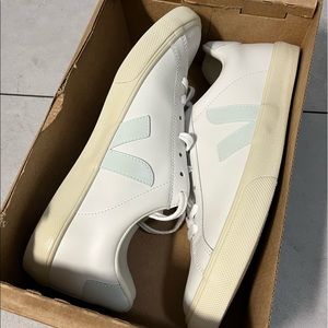 Veja Esplar Logo Leather